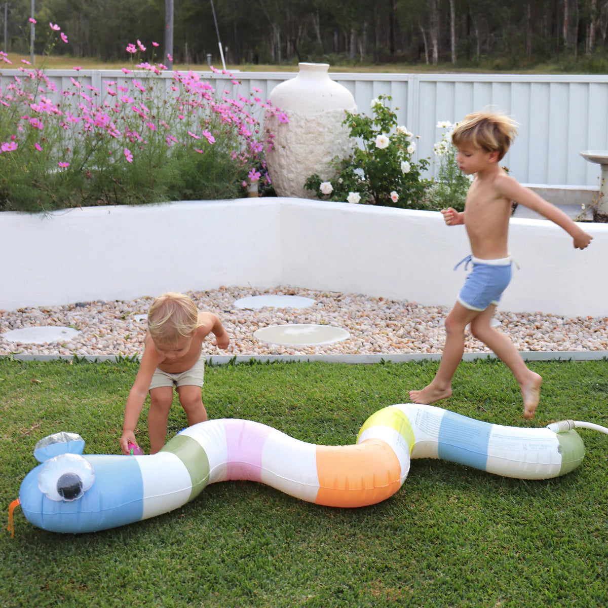 Aspersor inflable Into the wild serpiente Sunnylife