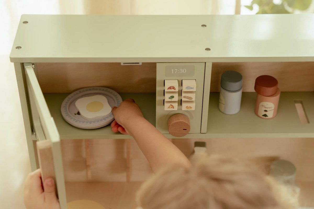 Cocinita menta de madera con accesorios de Little Dutch