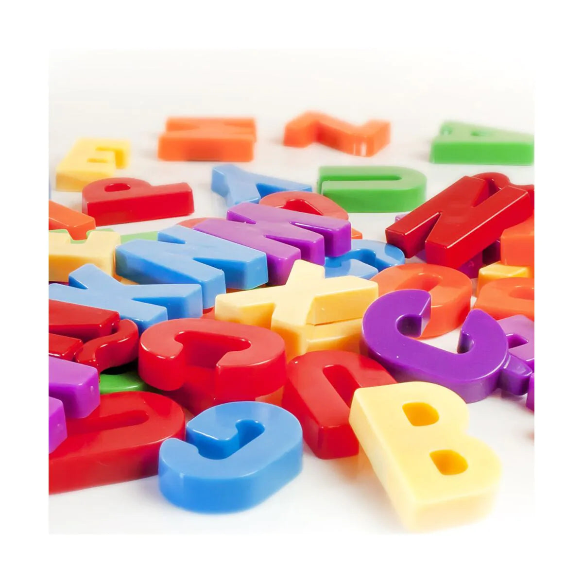 Set de 76 letras magnéticas mayúsculas  Miniland